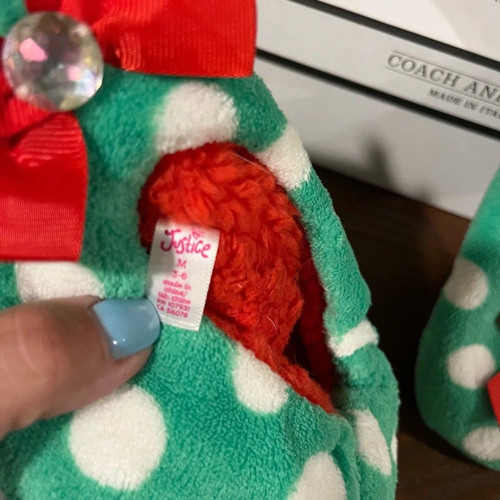 Girls Holiday Slippers Size Medium (3-6) Justice NWOT perfect holiday gift MINT